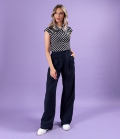 Tinuta smart casual cu pantaloni largi si bluza din jerse elastic cu dungi