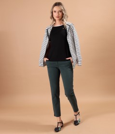 Tinuta smart casual cu pantaloni pana si cu hanorac din jerse cu dungi